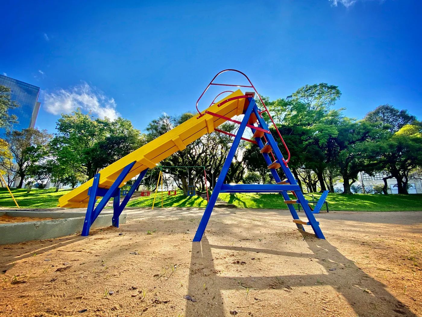 Praças, viadutos e arte urbana